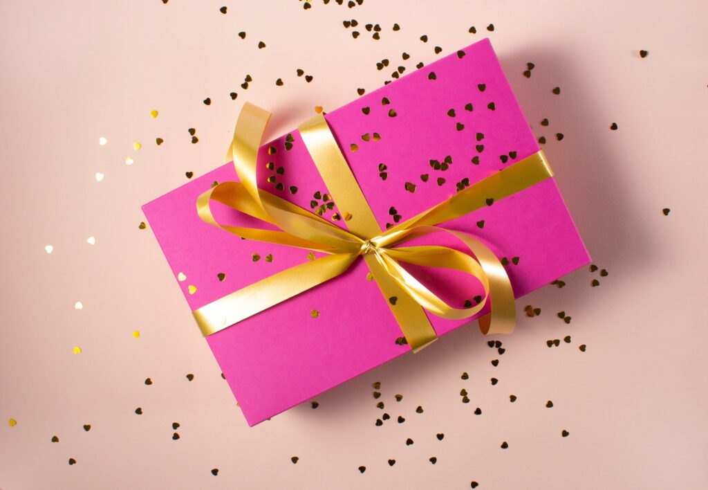 Geschenkpaket, rosa, goldenes band
